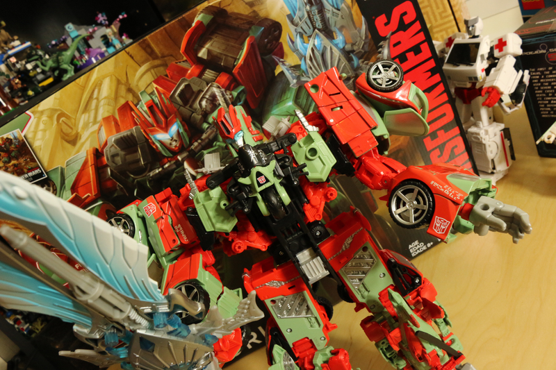 Illustration for article titled Toy Time Plays With Victorion, Transformers' First Female Combiner